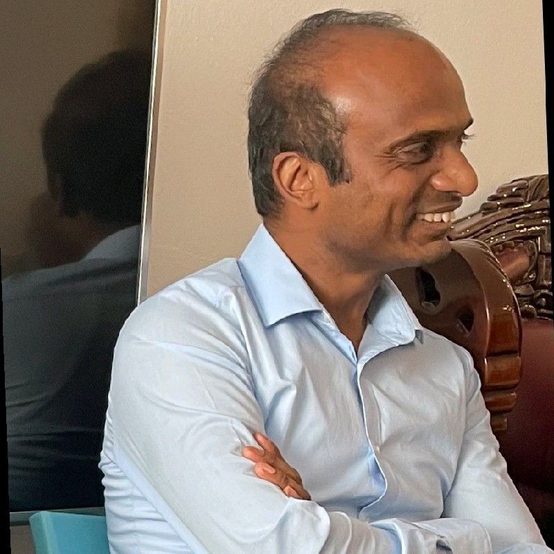 Portrait von Thusinthan Pathinathar lächelnd im Gespräch. Rezension über Carsten Kettler (KETCO)